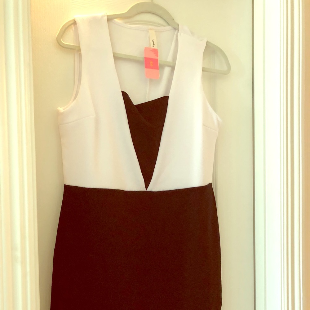 Lady’s black and white dress